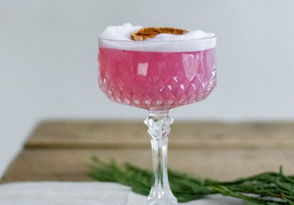Cocktail sour de Noël au champagne et canneberges