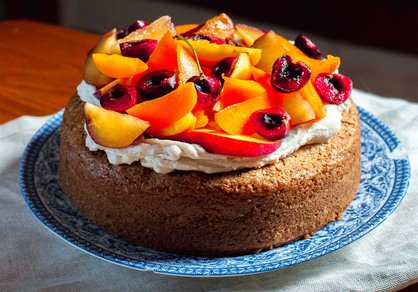 Gâteau simple végane et fruits d'été