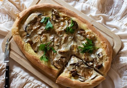 Pizza blanche végane aux champignon et incroyable fromage prêt en 5 minutes