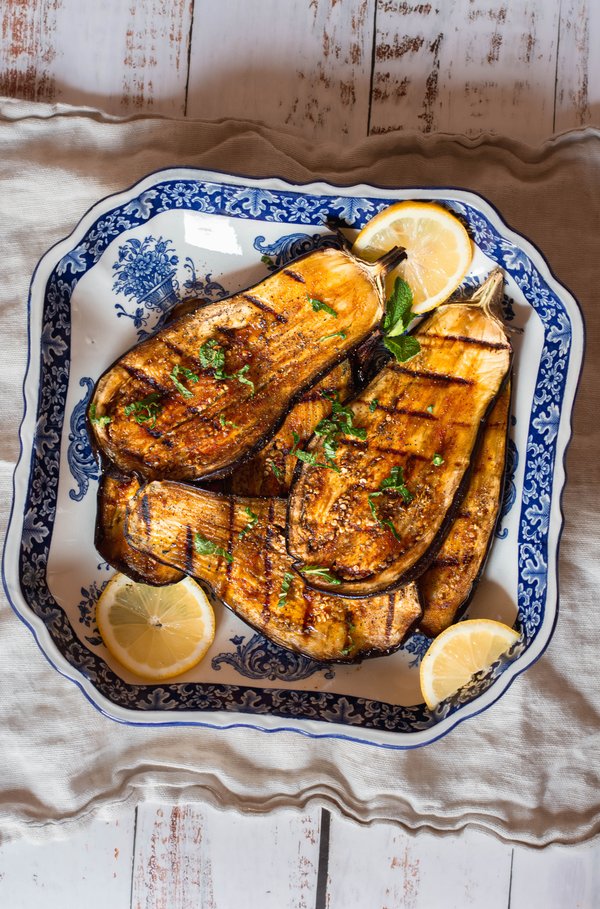 Aubergines grillées au barbecue · Patate & Cornichon