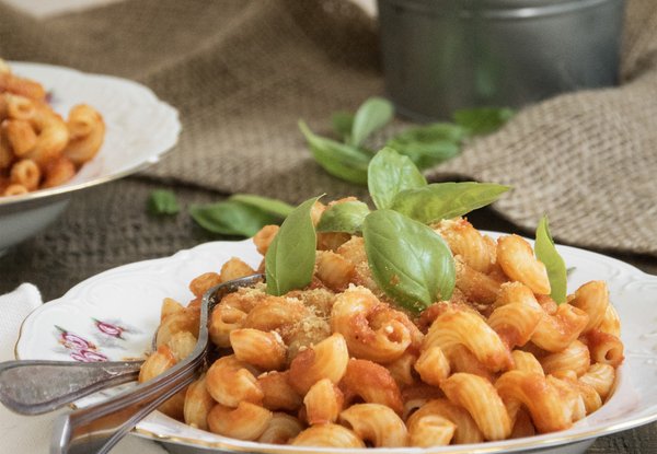 Tortiglioni sauce poivron · Patate & Cornichon Tortiglioni sauce poivron · Patate & Cornichon